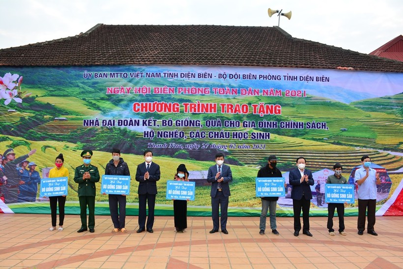 Đại diện lãnh đạo cấp ủy, chính quyền tỉnh Điện Biên và Bộ Chỉ huy Bộ đội biên phòng trao quà cho người dân