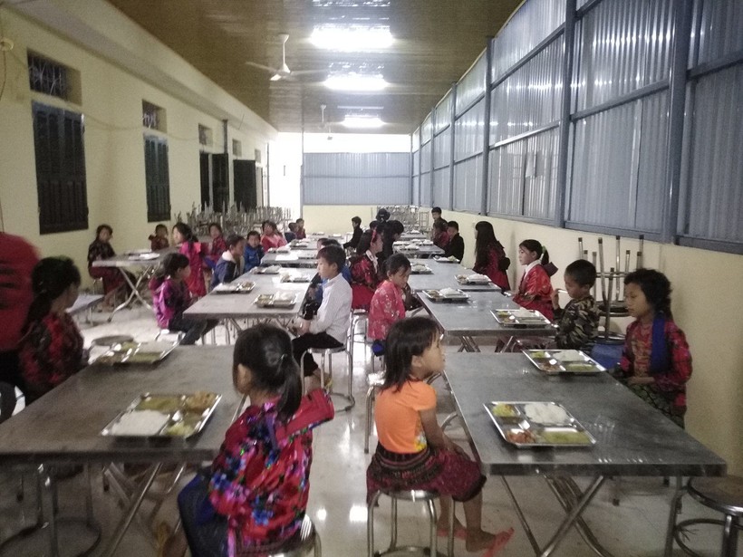 Một cơ sở giáo dục tại huyện Tủa Chùa (Điện Biên) chia ca ăn cho học sinh. 