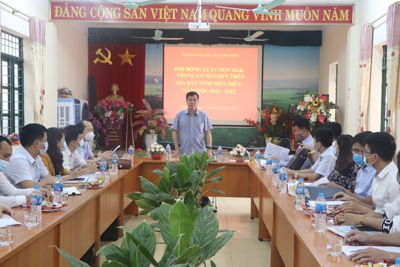 Ông Nguyễn Văn Kiên (đứng giữa) - Giám đốc Sở GD&ĐT Điện Biên chủ trì hội nghị
