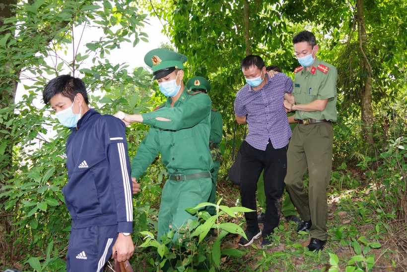Lực lượng chức năng của tỉnh Điện Biên áp giải các đối tượng về xử lý