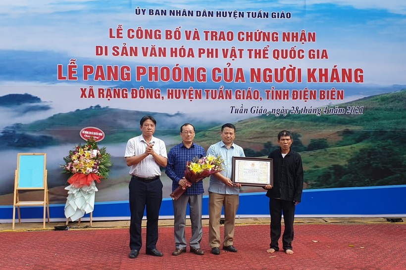 Đại diện Sở VHTT&DL Điện Biên trao chứng nhận cho UBND huyện Tuần Giáo