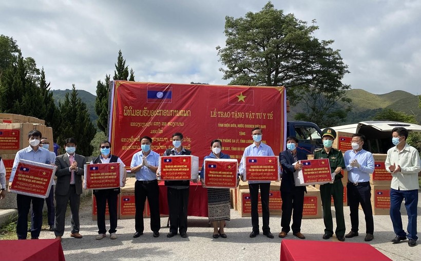 Đại diện BCĐ phòng, chống Covid-19 tỉnh Điện Biên trao tặng vật tư y tế cho 6 tỉnh Bắc Lào