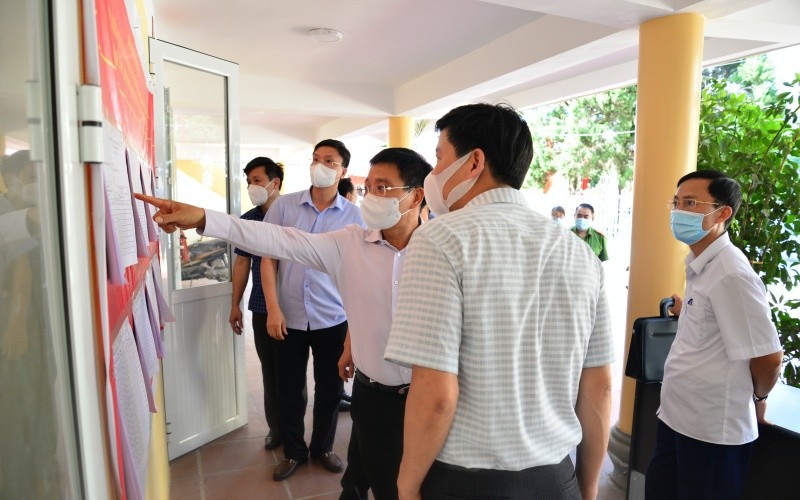 Ông Nguyễn Văn Thắng, Bí thư Tỉnh uỷ Điện Biên (thứ 2 từ phải sang) kiểm tra công tác chuẩn bị bầu cử tại phường Him Lam, Tp Điện Biên Phủ.