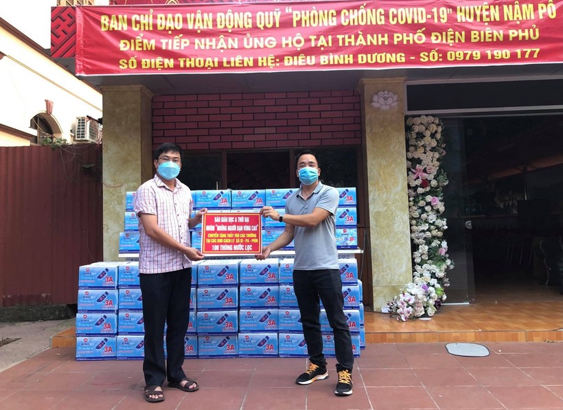 Đại diện Báo GD&TĐ Văn phòng đại diện khu vực Tây Bắc Bộ (bên phải) gửi quà đến Ban vận động hỗ trợ huyện Nậm Pồ