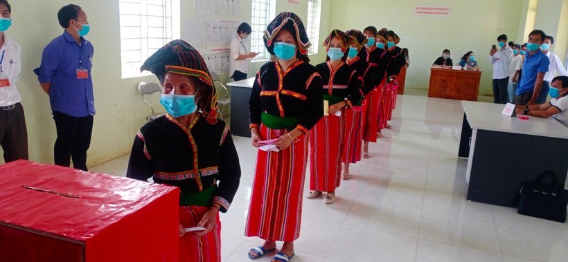 Cử tri huyện Mường Tè đi bỏ phiếu