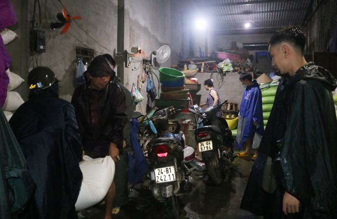 Các lực lượng ứng cứu giúp đỡ người dân huyện Bát Xát di chuyển tài sản.