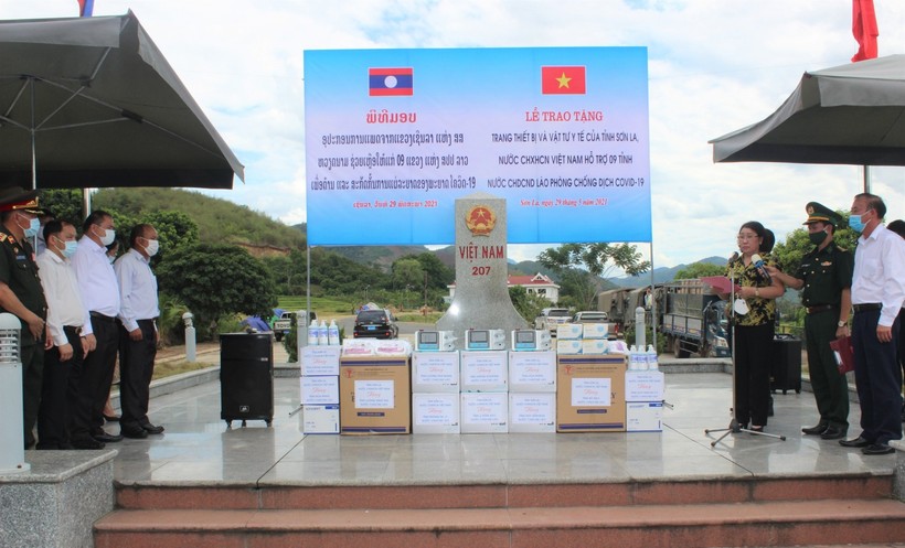 Lãnh đạo tỉnh Sơn La (bên phải) trao tặng thiết bị và vật tư y tế cho phía bạn Lào