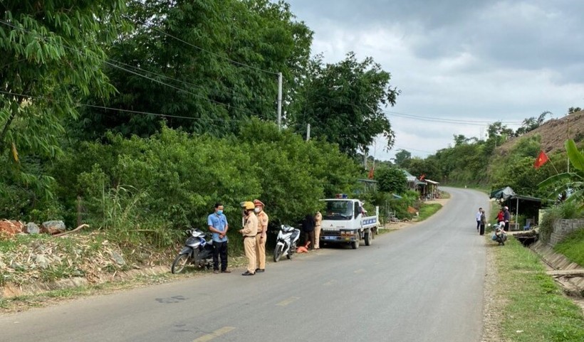 Đội CSGTTT Công an huyện Mai Sơn thực hiện tuần tra, kiểm soát các phương tiện tham gia giao thông trên địa bàn
