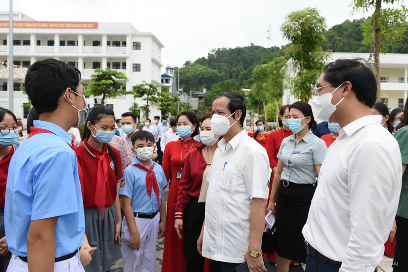 Bộ trưởng Nguyễn Kim Sơn thăm hỏi các em học sinh Cụm liên trường Kim Tân 