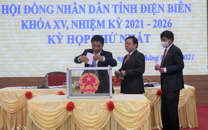 Đại biểu HĐND tỉnh bỏ phiếu bầu các chức danh chủ chốt HĐND tỉnh Điện Biên khóa XV.