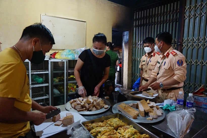 Cán bộ, chiến sỹ Công an Tp. Điện Biên Phủ hỗ trợ nhóm thiện nguyện làm cơm