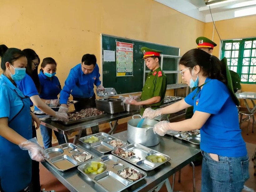 Đoàn viên thanh niên huyện Mù Cang Chải hỗ trợ nấu ăn cho thí sinh