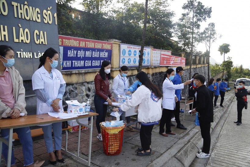 Các thí sinh Lào Cai thực hiện nghiêm các biện pháp phòng, chống dịch bệnh.