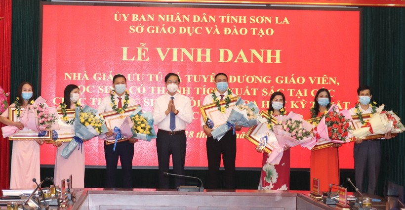 PGS.TS Nguyễn Huy Hoàng trao tặng chứng nhận và hoa chúc mừng cho 7 Nhà giáo ưu tú