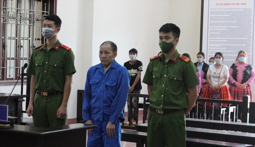 Giàng A Nếnh (áo xanh, đứng giữa) tại phiên xét xử sơ thẩm
