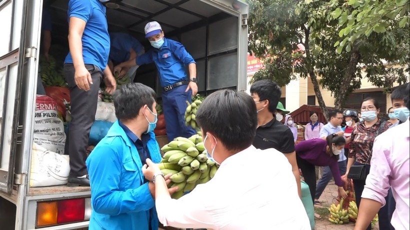 Đoàn viên, thanh niên và nhân dân tiếp nhận nông sản chuyển đến hỗ trợ nhân dân Phù Yên chống dịch