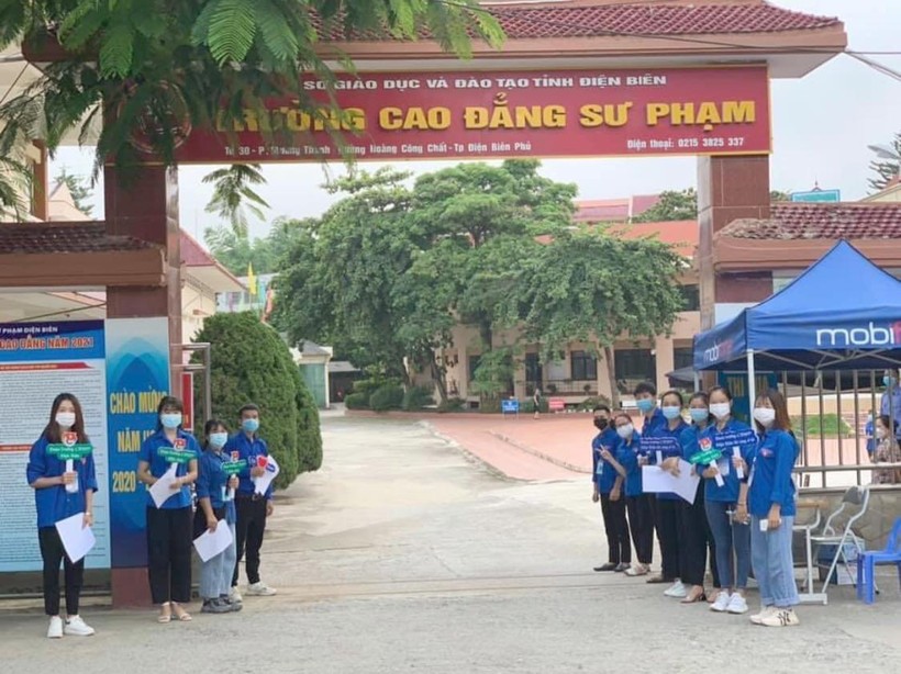 Sinh viên trường CĐSP Điện Biên hăng hái tham gia "Tiếp sức mùa thi"