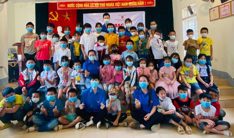 Các tình nguyện viên chụp ảnh lưu niệm tại buổi bế mạc lớp dạy Tiếng Anh cộng đồng tại huyện Vân Hồ - Mộc Châu.