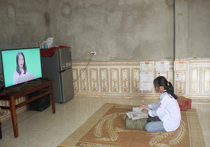 Học sinh tự học bài qua truyền hình.