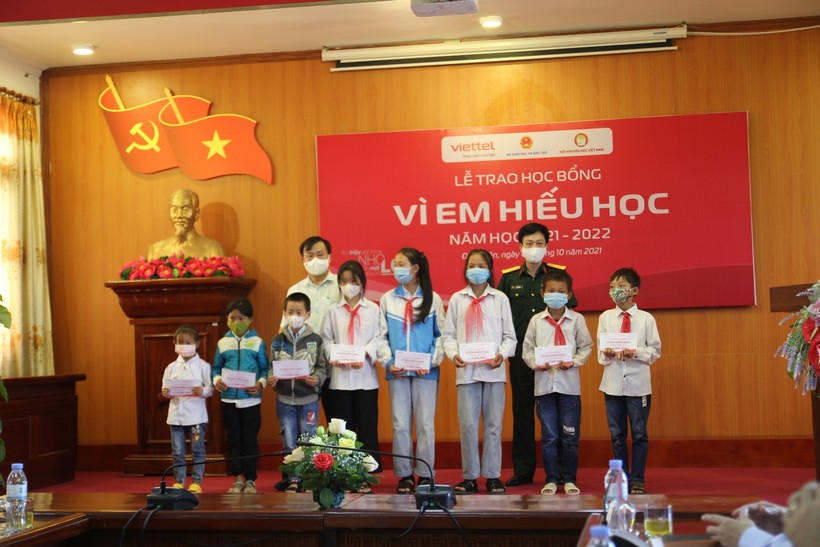 Ông Vừ A Bằng (áo trắng) - Phó chủ tịch UBND tỉnh và Thượng tá Vi Tiến Cường - Giám đốc Viettel Điện Biên trao học bổng cho học sinh huyện Điện Biên.