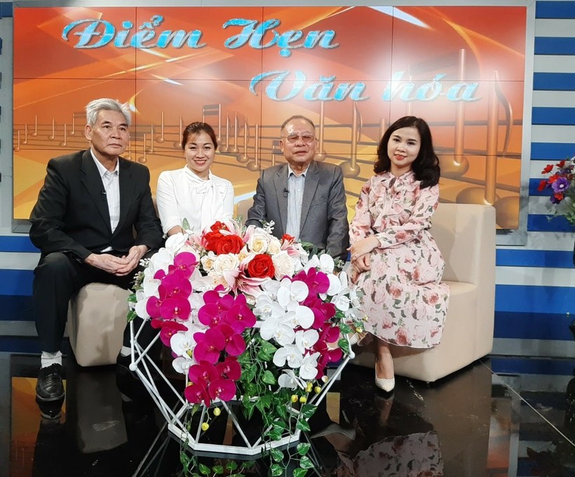 Thầy giáo, nhạc sĩ Tống Đức Cửu (thứ 2 bên phải) trong một chương trình truyền hình