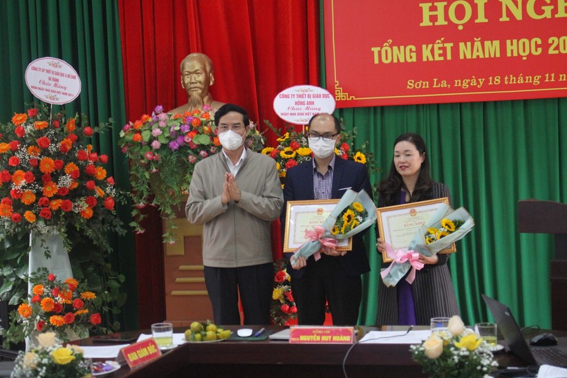 PGS.TS Nguyễn Huy Hoàng (ngoài cùng bên trái) trao Bằng khen cho cá nhân có thành tích xuất sắc.