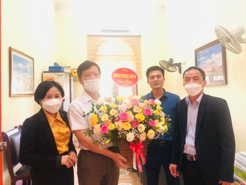 Ông Nguyễn Văn Đoạt (ngoài cùng bên phải) - Phó Giám đốc Sở GD&ĐT Điện Biên tặng hoa chúc mừng Văn phòng Sở.