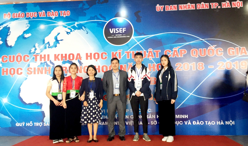 Cô Hà (thứ 3 bên trái) cùng với học sinh tham gia nghiên cứu khoa học kỹ thuật cấp Quốc gia. (Ảnh: NVCC)