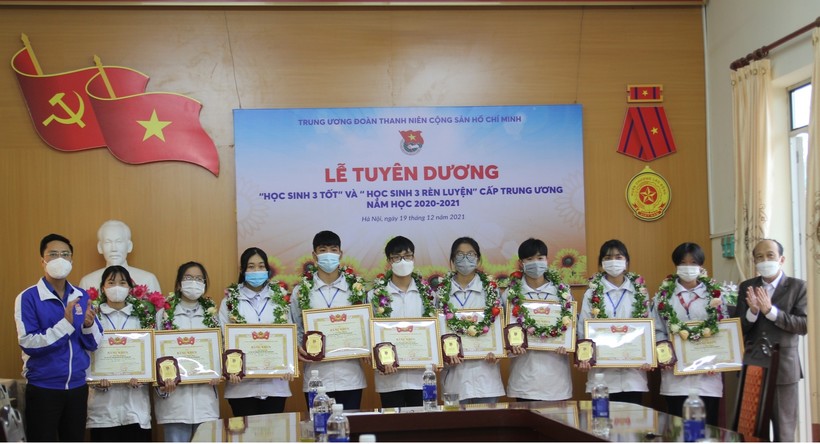 Ông Đặng Thành Huy (ngoài cùng bên trái), Bí thư Tỉnh đoàn Điện Biên cùng đại diện ban lãnh đạo trường THPT Thành phố Điện Biên Phủ trao thưởng cho các học sinh đạt danh hiệu “Học sinh 3 tốt” cấp Trung ương.