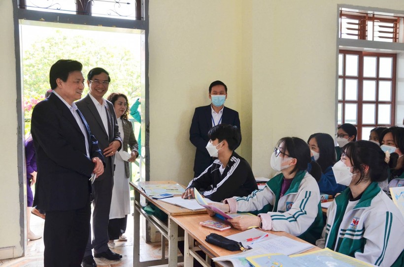 Thứ trưởng Nguyễn Hữu Độ (ngoài cùng bên trái) thăm trường trên địa bàn huyện Mộc Châu.