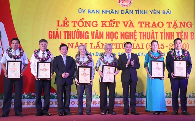 Bí thư Tỉnh ủy Đỗ Đức Duy (thứ 3 bên phải) và nhạc sỹ Đỗ Hồng Quân - Chủ tịch Uỷ ban toàn quốc Liên hiệp các Hội Văn học nghệ thuật Việt Nam trao giải A cho các tác giả, nhóm tác giả đạt giải.
