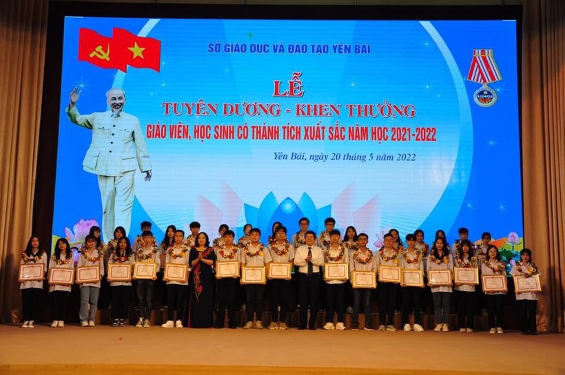 Lãnh đạo UBND tỉnh và Sở GD&ĐT Yên Bái trao Bằng khen cho học sinh có thành tích xuất sắc.
