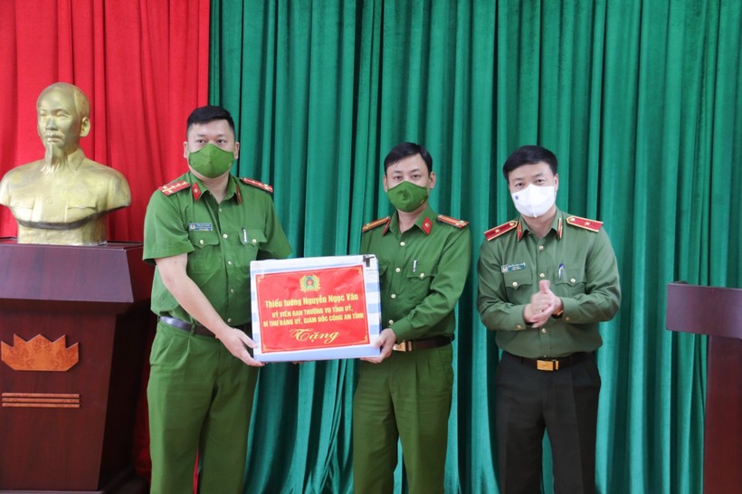 Thiếu tướng Nguyễn Ngọc Vân (ngoài cùng bên phải) - Giám đốc Công an tỉnh Sơn La thăm, tặng quà tại xã biên giới Chiềng Tương, huyện Yên Châu