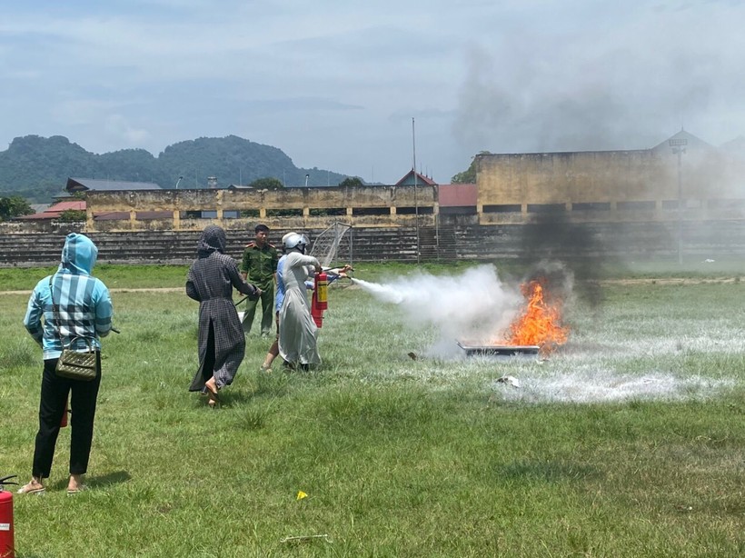 Các học viên thực hành dập tắt đám cháy