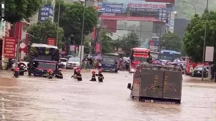 Lực lượng chức năng hỗ trợ giải cứu người và phương tiện bị ngập nước