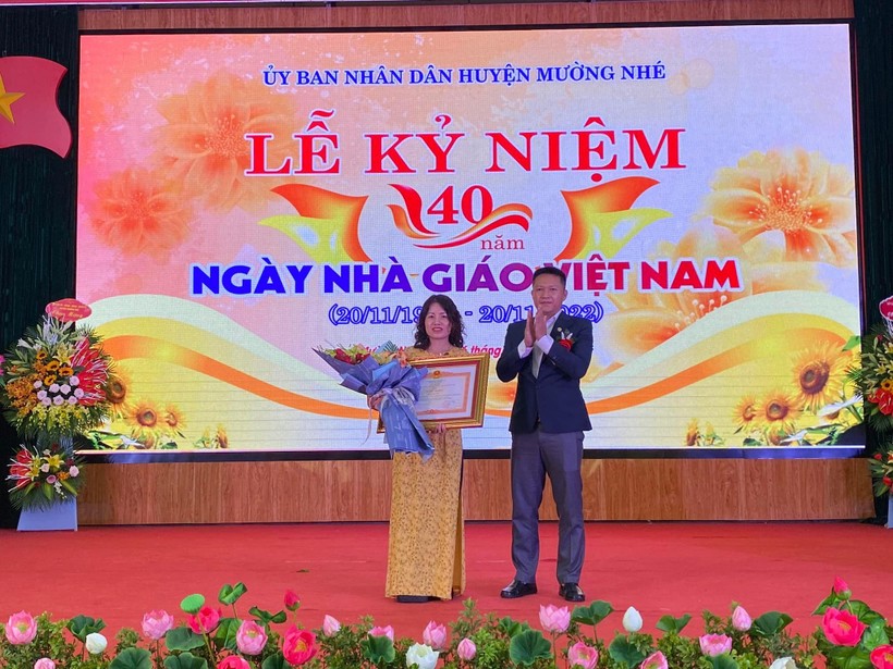 Thừa ủy quyền của Thủ tướng Chính phủ, ông Nguyễn Văn Hưng - Chủ tịch UBND huyện Mường Nhé trao Bằng khen cho cá nhân có nhiều đóng góp cho ngành giáo dục Mường Nhé