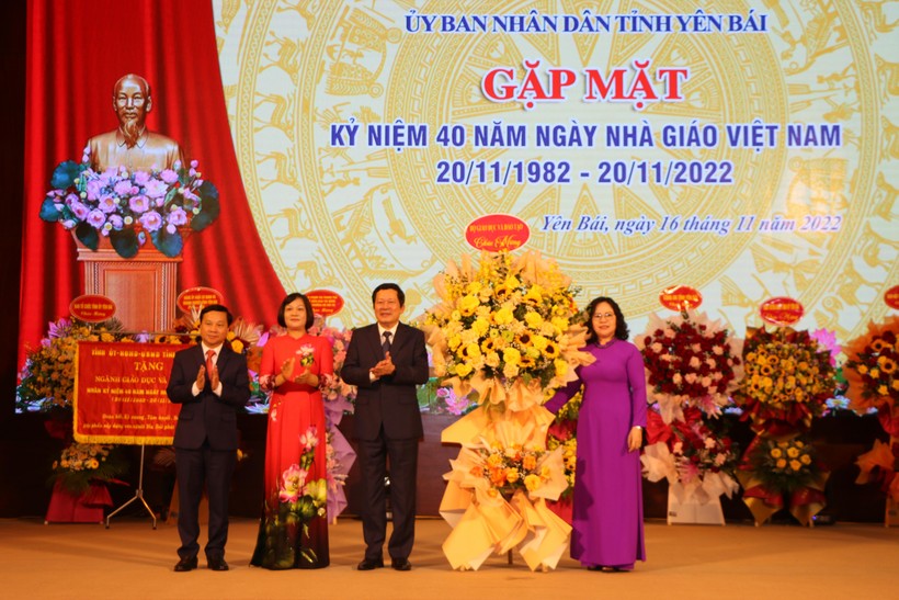 Thứ trưởng Ngô Thị Minh (ngoài cùng bên phải) tặng hoa chúc mừng ngành GD&ĐT Yên Bái nhân kỷ niệm 40 năm Ngày Nhà giáo Việt Nam