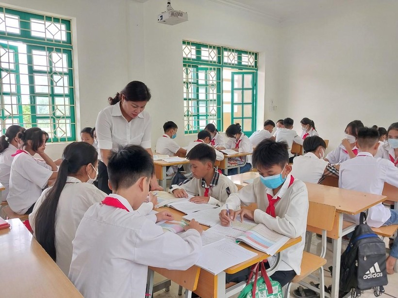 Cô Lê Thị Luyến (đứng giữa) kiểm tra bài học của học sinh