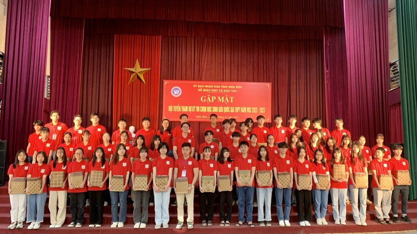Đội tuyển thi chọn học sinh giỏi quốc gia tỉnh Điện Biên chụp ảnh lưu niệm.