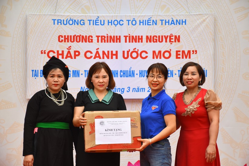 Trao quà cho trường TH&THCS Minh Chuẩn.