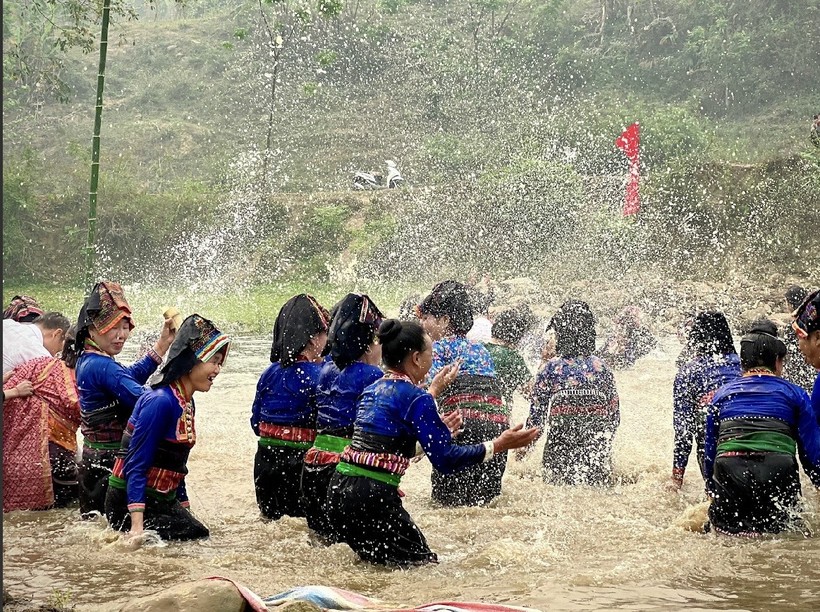 Cộng đồng người Lào ở xã Na Sang 1 ra sông té nước với cầu mong mưa thuận, gió hòa.