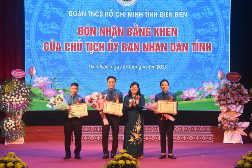 Bà Giàng Thị Hoa (thứ 2 bên phải) trao Bằng khen cho tập thể và các cá nhân có thành tích xuất sắc.