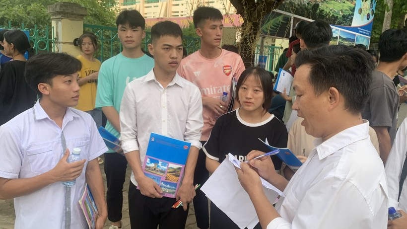 Thầy giáo trường PTDTNT huyện Tủa Chùa điểm danh sĩ số trước giờ thi.
