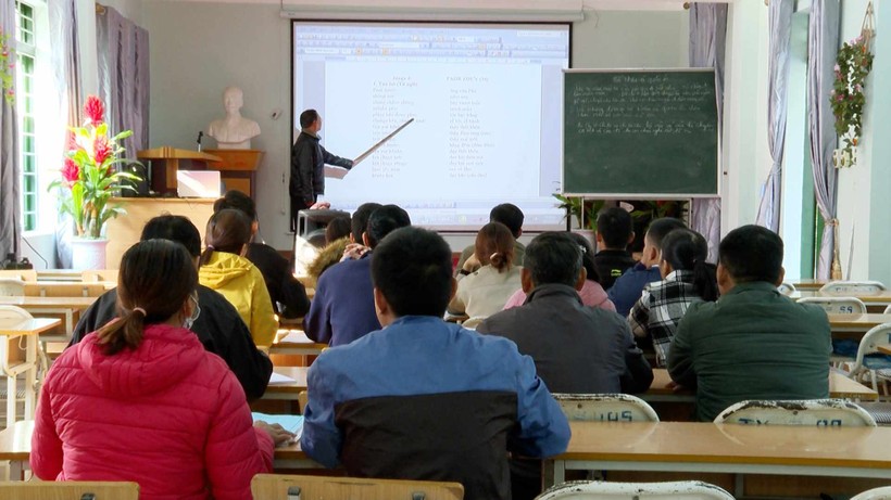 Ông Vì A Hao đang đứng lớp truyền dạy chữ Mông cho cán bộ thị trấn huyện Tủa Chùa.