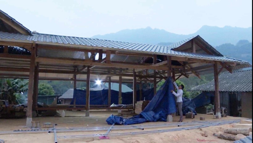 Căn nhà gỗ được hộ trợ từ nguồn vận động của MTTQ huyện Tuần Giáo đang hoàn thiện, trị giá 100 triệu đồng của gia đình anh Sùng A Dua (bản Đề Chia B, xã Pú Nhung, huyện Tuần Giáo).