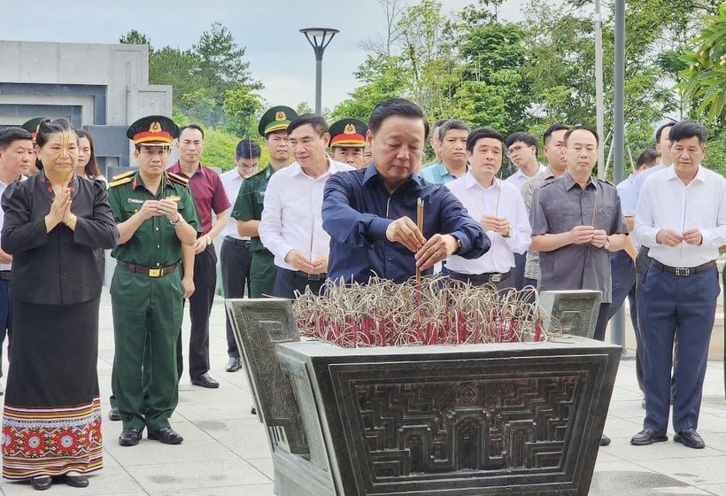 Phó Thủ tướng Trần Hồng Hà cùng các đại biểu đến dâng hương tại Đền thờ liệt sĩ Chiến trường Điện Biên Phủ.