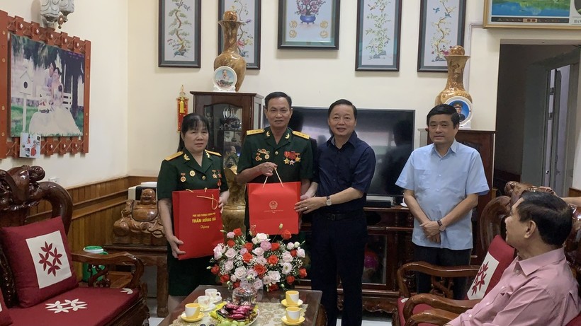 Phó Thủ tướng Trần Hồng Hà (thứ 3 tính từ bên trái) thăm, tặng quà các gia đình chính sách tại Điện Biên.