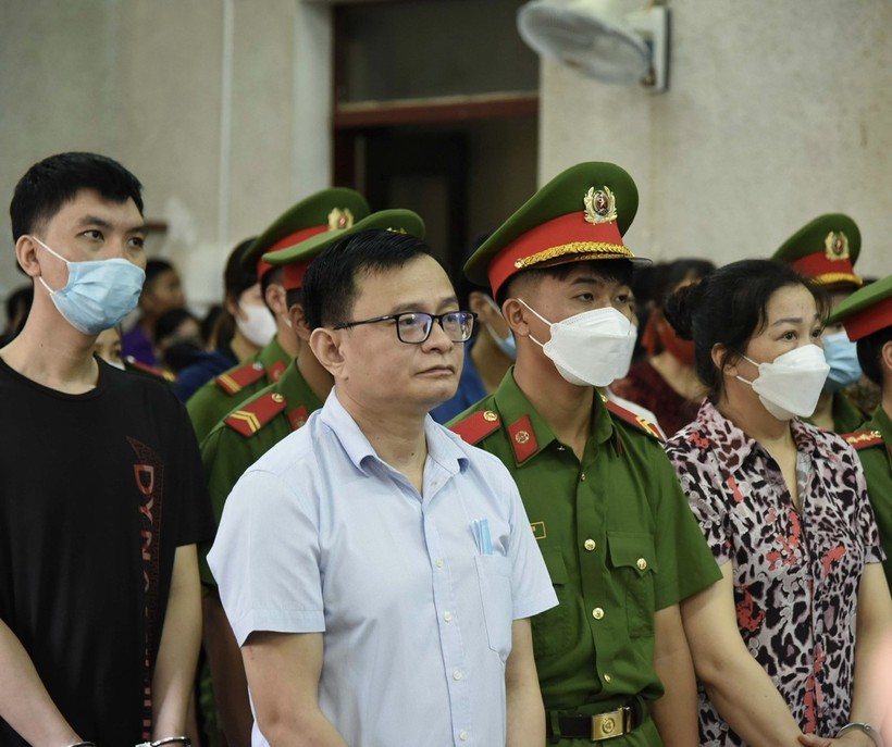 Bị cáo Nguyễn Tuấn Anh (áo trắng) tại phiên xét xử.