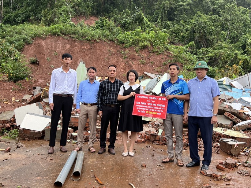 Chuyển tặng số tiền hỗ trợ gia đình cô giáo Bùi Thị Hương xây dựng nhà mới.