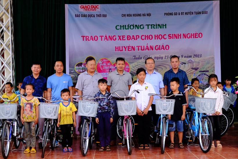 Trao 70 chiếc xe đạp cho học sinh có hoàn cảnh khó khăn tại huyện Tuần Giáo.